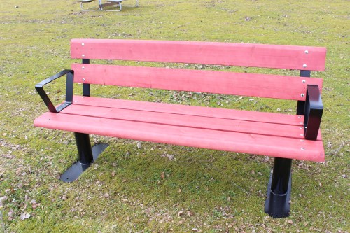 puistonpenkki selkänojalla